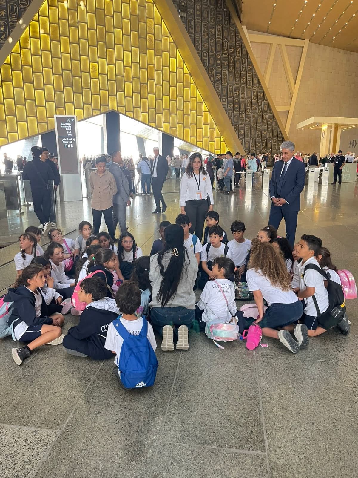 وزير الآثار يلتقى الزائرين والسائحين المصريين والأجانب بالمتحف المصرى الكبير