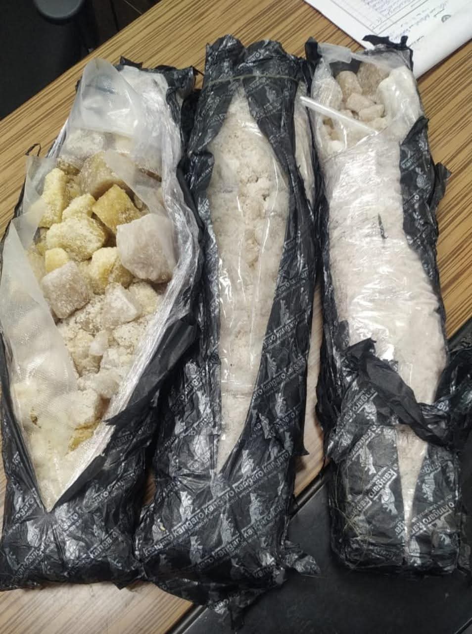 جمارك مطار القاهرة تحبط محاولة تهريب 20 كيلو جراما من مخدر "MDMA"