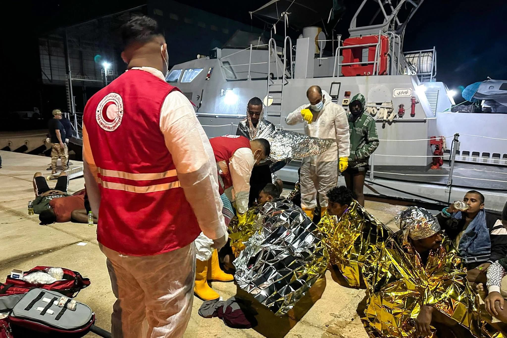 إنقلاب قاربين لمهاجرين غير شرعيين قبالة سواحل ليبيا