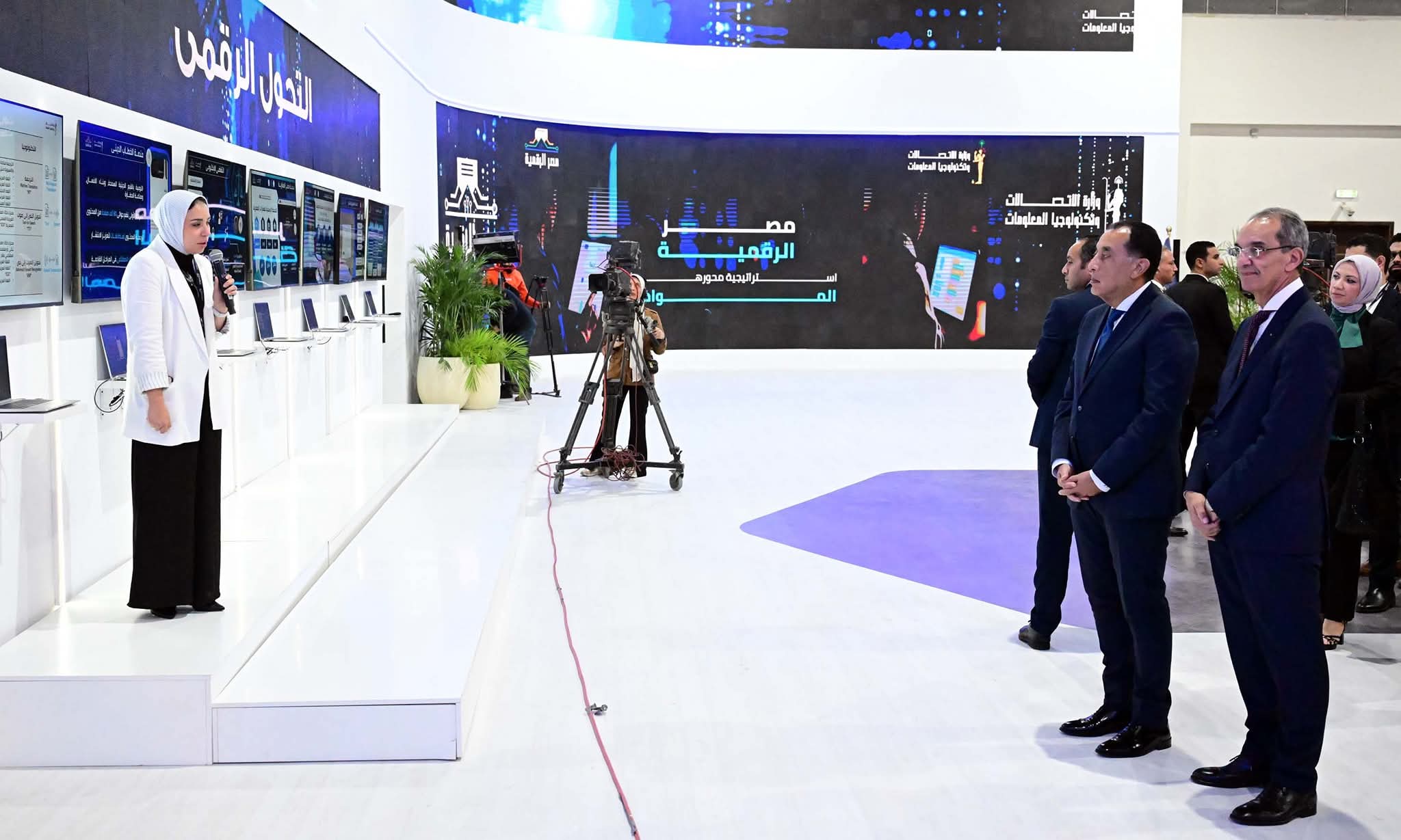 رئيس الوزراء يستمع لعرض تقديمى حول مشروعات وزارة الاتصالات فى التحول الرقمى