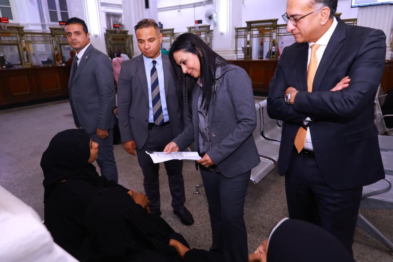 وزيرة التضامن تتفقد سير العمل ببنك ناصر الاجتماعي