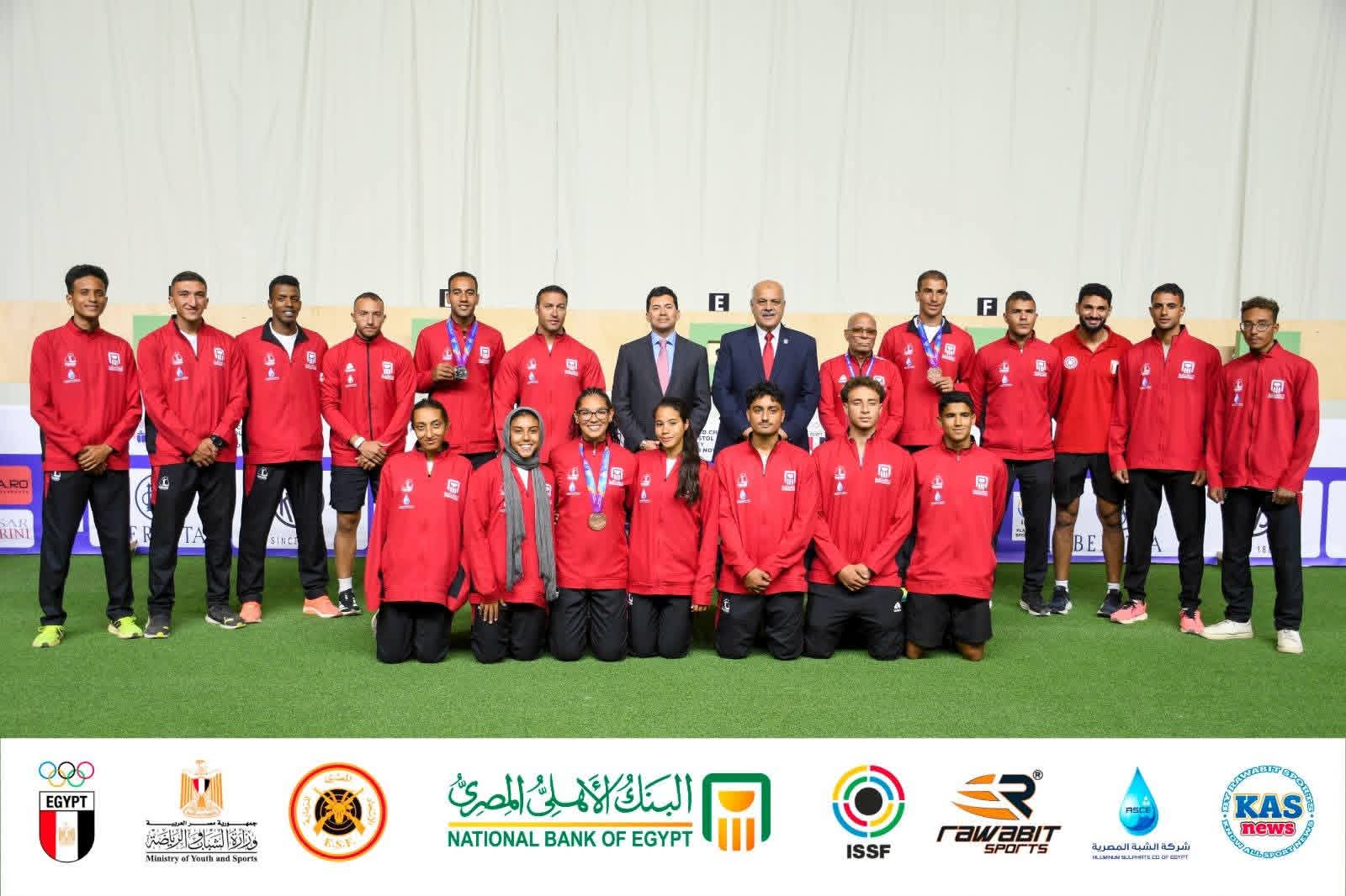 وزير الرياضة يتوج أبطال مصر في بطولة العالم للرماية 2025