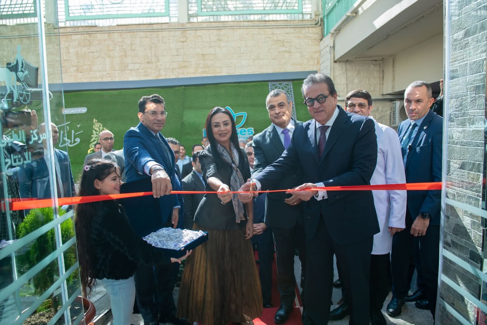 وزير الإنتاج الحربي يفتتح توسعة وحدة الغسيل الكلوى ووحدة العلاج بالأكسجين بالمركز الطبى التخصصى