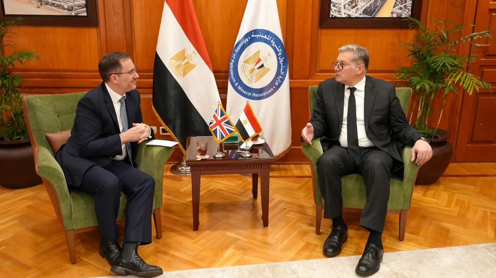 مباحثات مصرية بريطانية فى مجالى البترول والتعدين