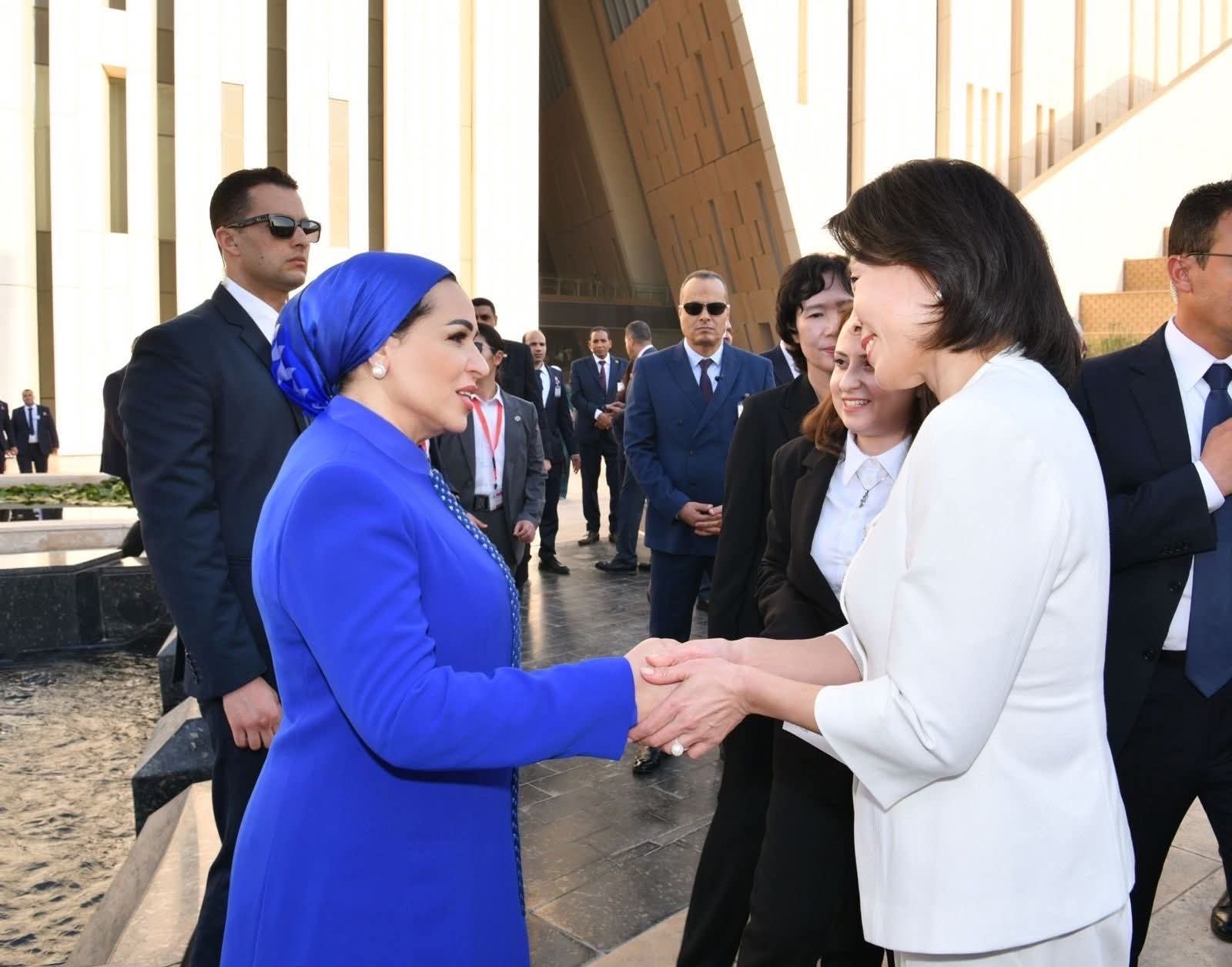 السيدة انتصار السيسي تستقبل قرينة رئيس كوريا الجنوبية بالمتحف المصري الكبير
