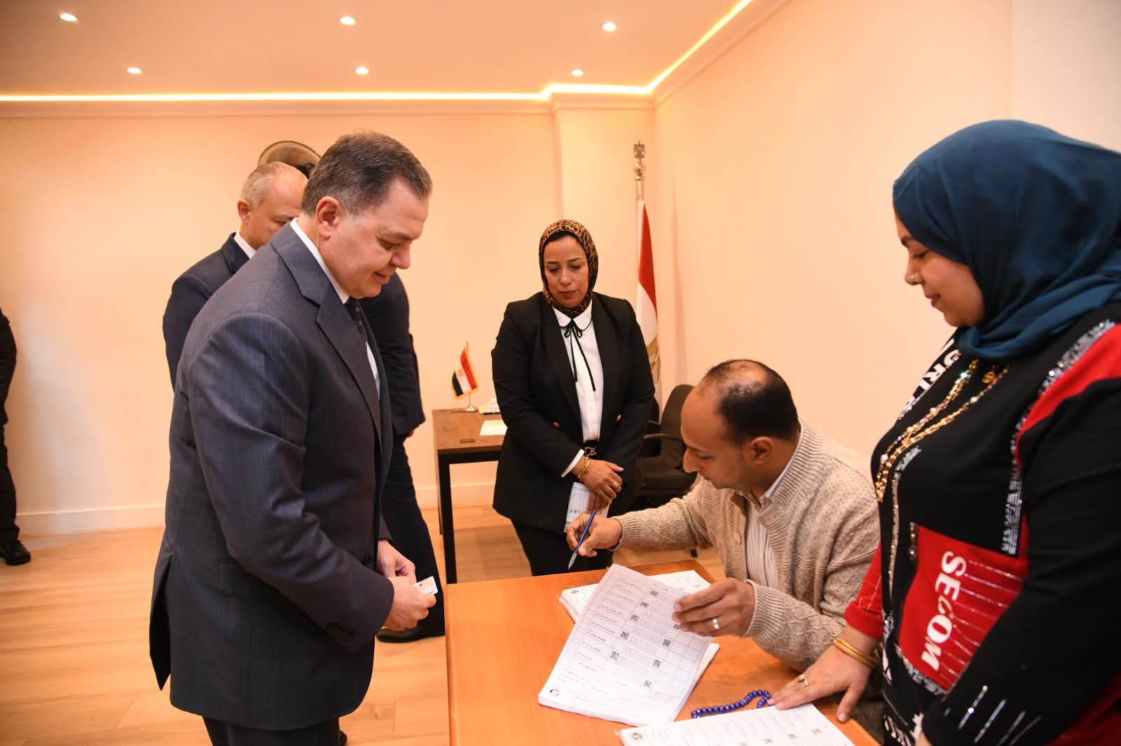 وزير الداخلية: الانتخابات تسير بشكل منتظم..والأجهزة الأمنية فى حالة استنفار قصوى لتأمين المواطنين