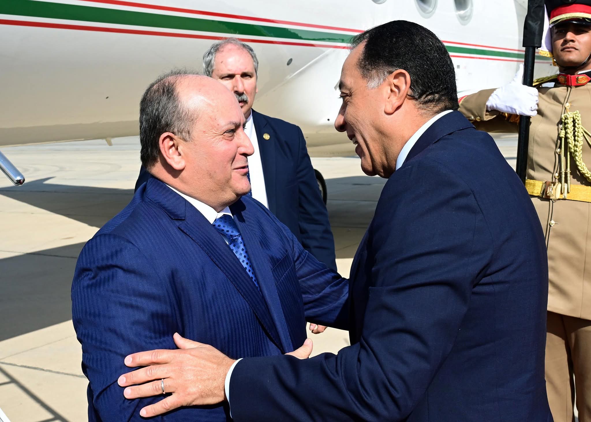 رئيس الوزراء يستقبل الوزير الأول للجمهورية الجزائرية بمطار القاهرة الدولي