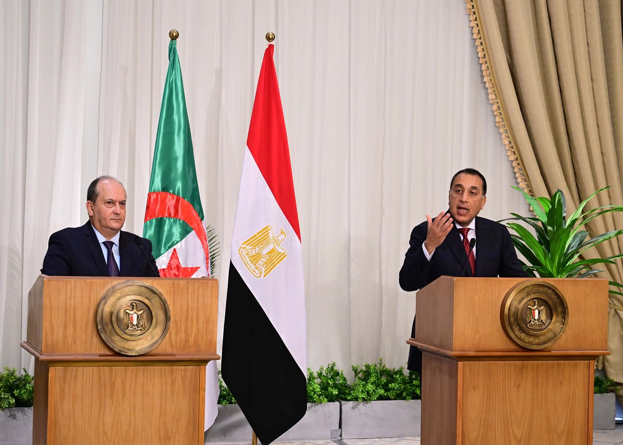 خلال المؤتمر الصحفي مع نظيره الجزائري.. رئيس الوزراء: ماضون في بناء شراكة استراتيجية تعزز التعاون وتخدم مصالح الشعبين