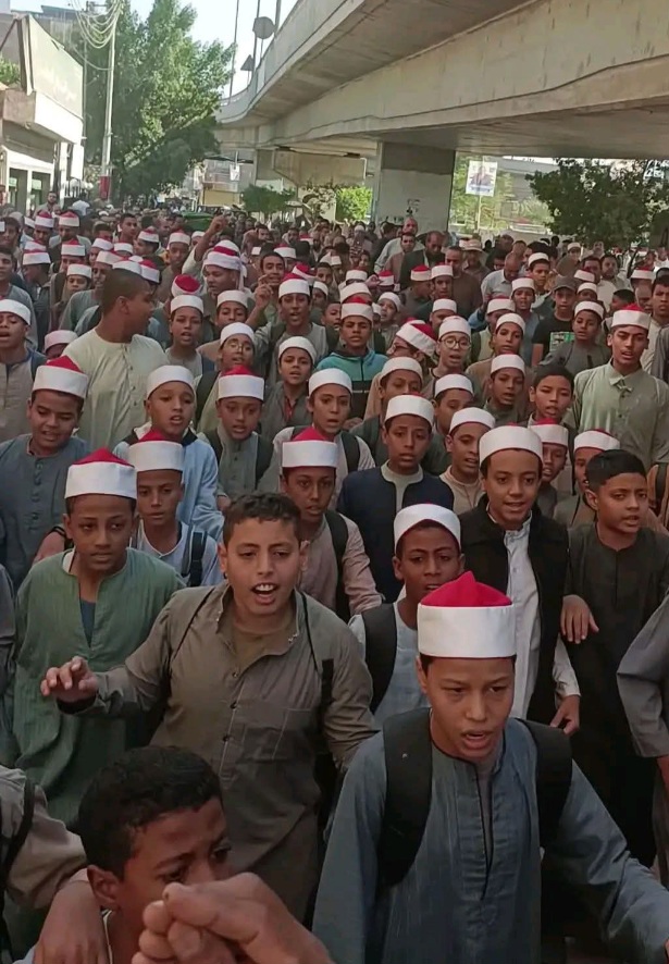 بالزي الأزهري.. طلاب قوص يشيّعون جثمان معلم القرآن في جنازة مهيبة