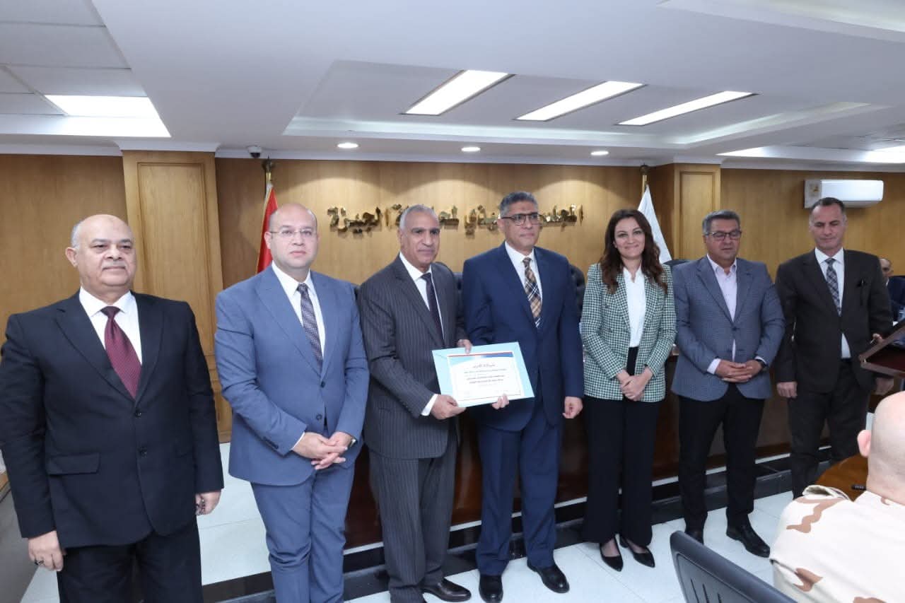 محافظ الجيزة يكرّم المهندس منصور بدوي تقديرًا لمساهماته في تطوير منظومة مياه الشرب والصرف الصحي