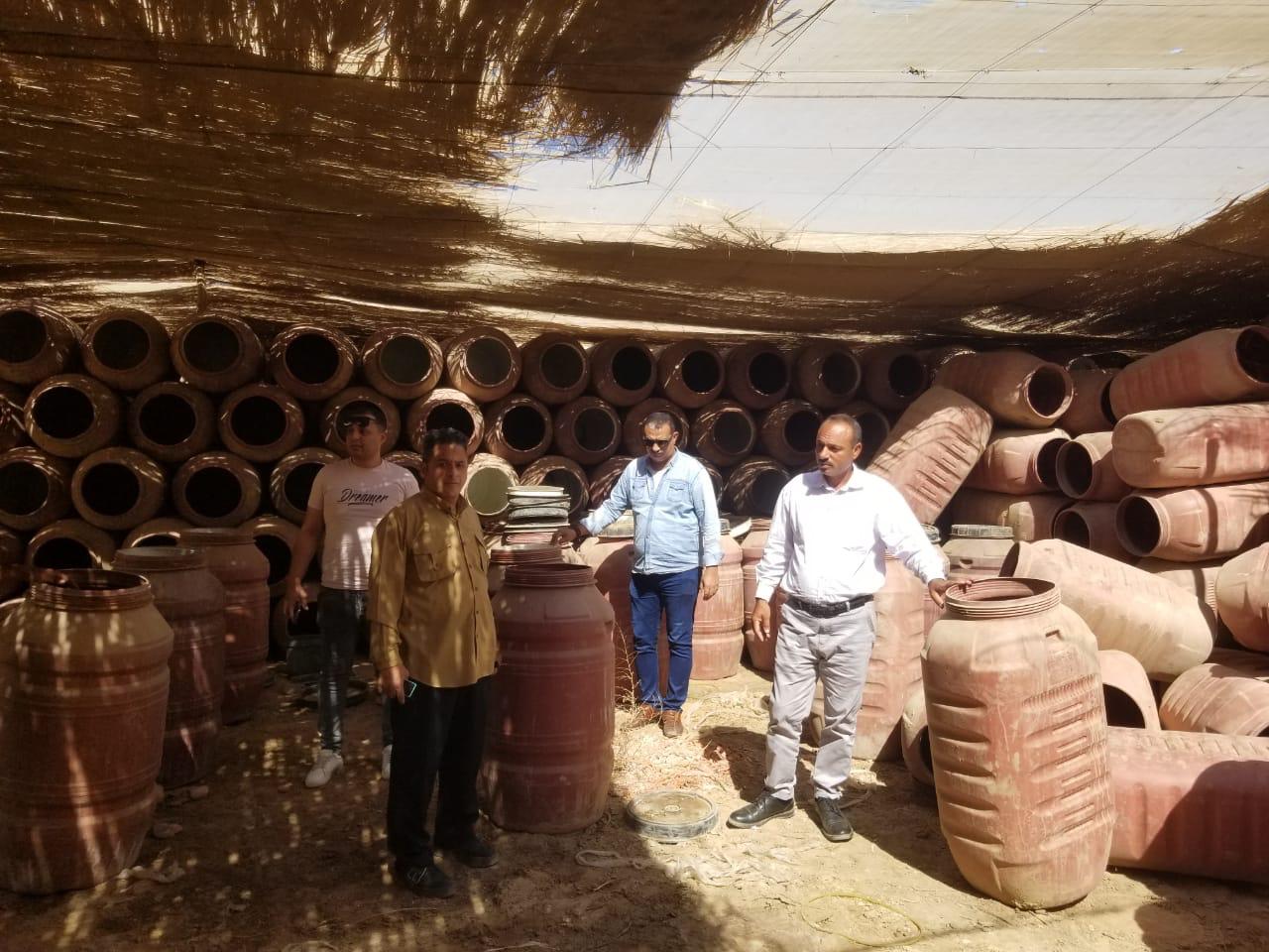 ضبط مصنع مخللات بدون ترخيص ومنتجات غير صالحة للاستهلاك الآدمي بالمنيا