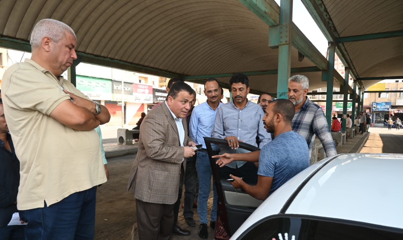 سكرتير عام البحيرة يتابع إنتظام حركة السيارات بمجمع مواقف دمنهور وأبو حمص