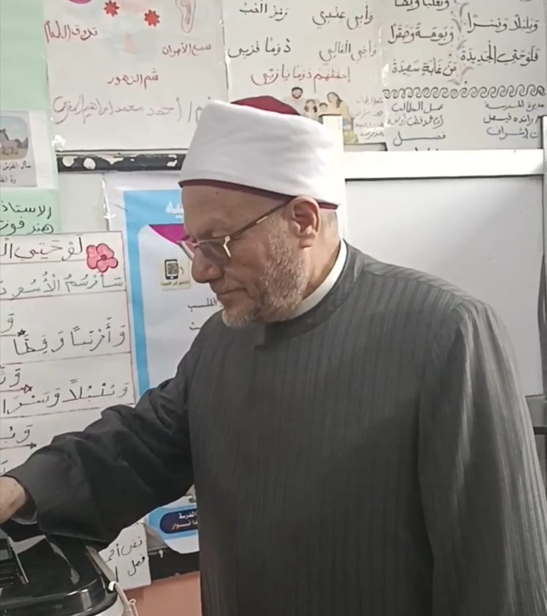 رئيس لجنة الشئون الدينية بالشيوخ يدلي بصوته في إنتخابات مجلس النواب بالبحيرة 