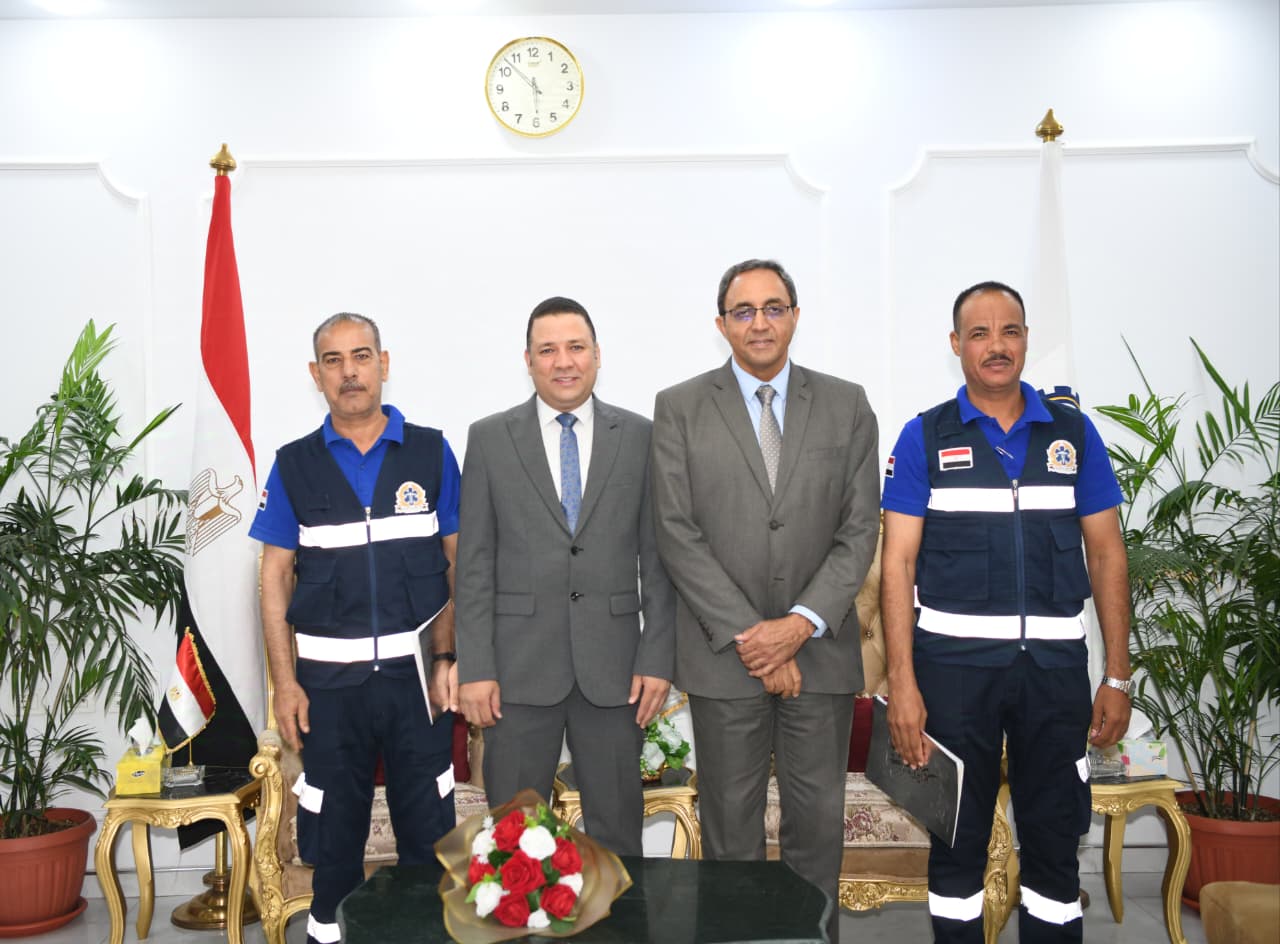 محافظ قنا يكرم مسعفًا وسائقًا أعادا 115 ألف جنيه وآيفون لصاحبهما بنجع حمادي