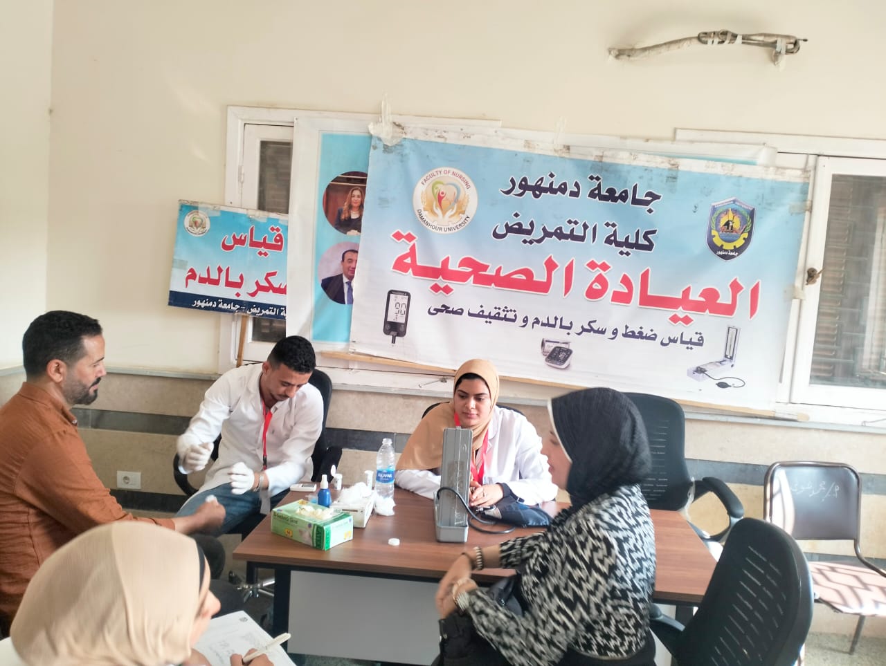 جامعة دمنهور تطلق قافلة شاملة لدعم الأسر الأكثر إحتياجاً بقرية زهرة بكفر الدوار