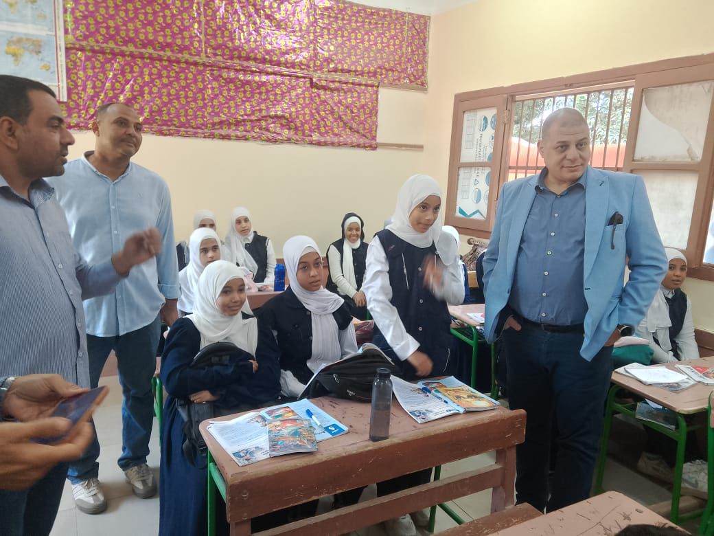 وكيل تعليم قنا يتفقد مدرسة الشهيد علي عبدالله بالوقف