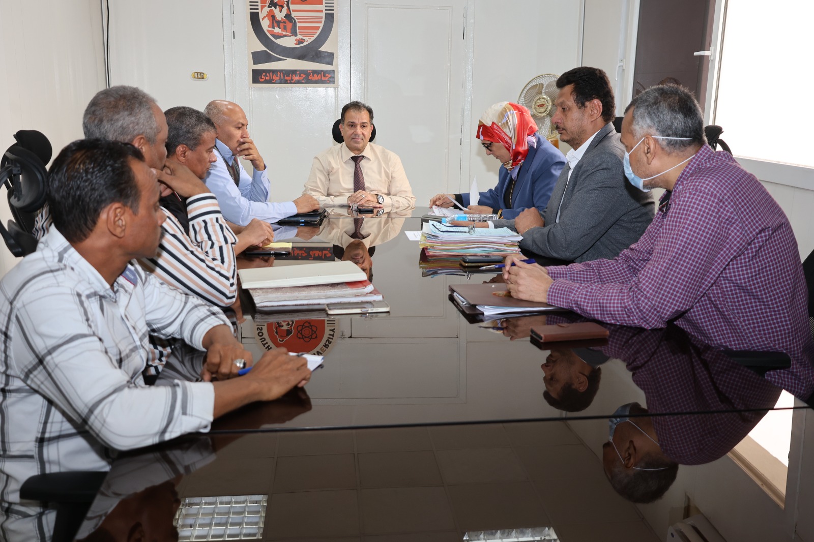 رئيس جامعة قنا يناقش تفعيل الإدارة الإلكترونية لمنظومة النظافة بالجامعة