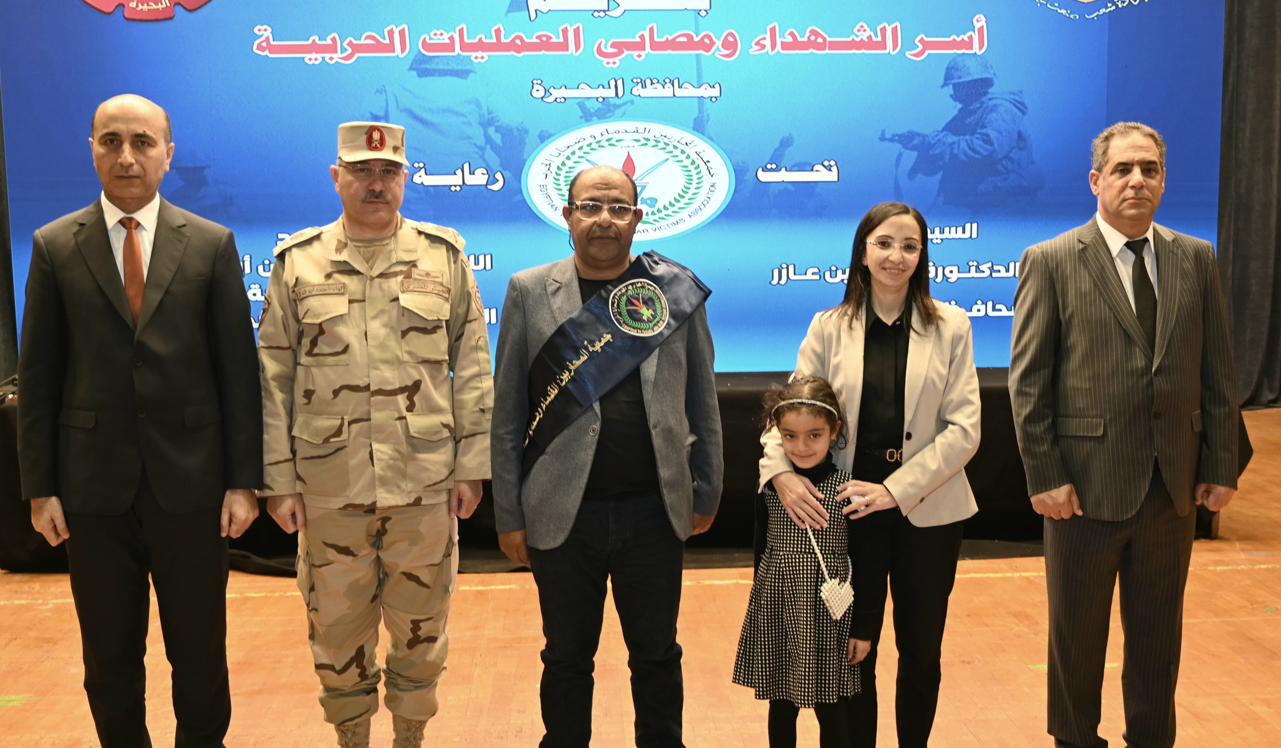 محافظ البحيرة ومدير جمعية المحاربين القدماء يشهدان احتفالية تكريم أسر الشهداء