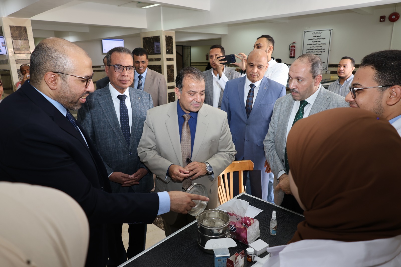 رئيس جامعة قنا يتفقد فعاليات مبادرة “اطمّن ٢” للكشف عن السكري