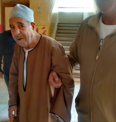 مسن يبلغ 85 عامًا يشارك في الانتخابات بكفر الشيخ على عكازين