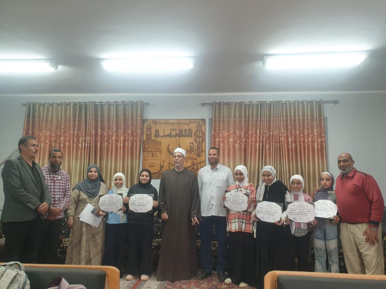 جوائز تحفيزية وشهادات تقدير للطالبات المتفوقات بمنطقة المنيا الأزهرية