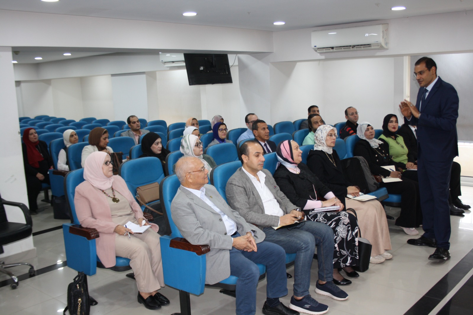 جامعة دمنهور تطور خدماتها للطلاب الوافدين