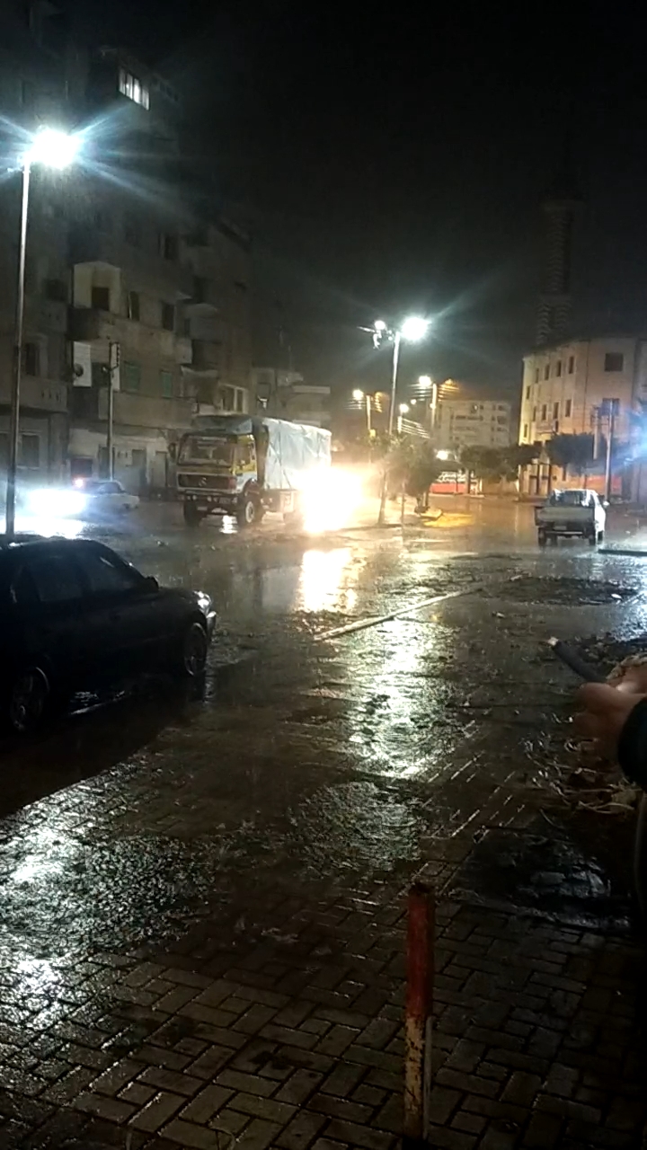 موجة من الأمطار الغزيرة المصحوبة بالرعد والبرق تضرب مدن البحيرة