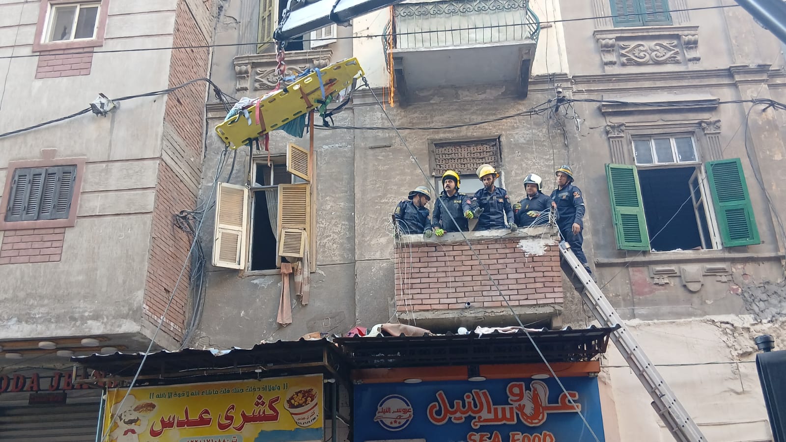 انقاذ 5 أشخاص من انهيار جزئي لعقار قديم غرب الإسكندرية