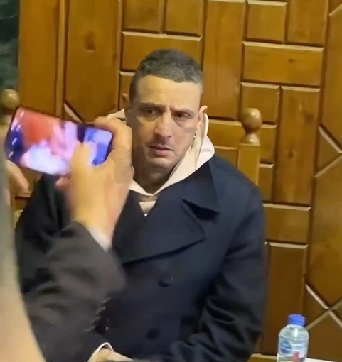 أحمد الفيشاوى يشتبك مع مصور صحفى ..وينهار فى عزاء والدته الفنانة سمية الألفى