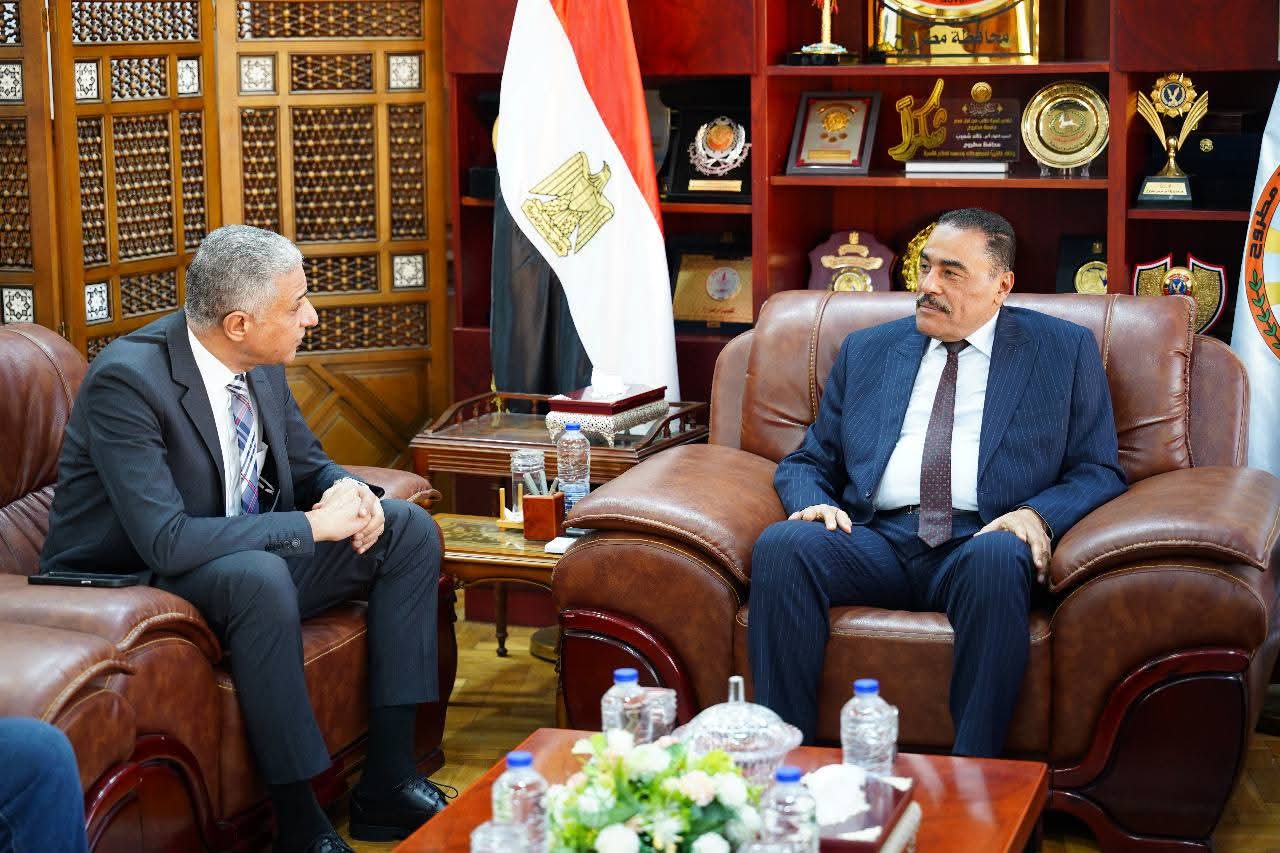 محافظ مطروح يبحث مع رئيس البحيرة لتوزيع الكهرباء جهود تحسين الخدمة بالمحافظة 
