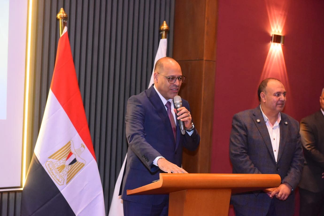 وزير العمل يفتتح محطتين للطاقة الشمسية داخل 'النساجون الشرقيون" بالعاشر من رمضان