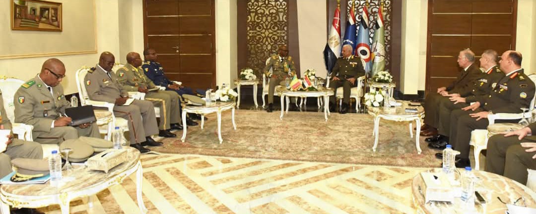 وزير الدفاع ورئيس أركان حرب القوات المسلحة يلتقيان عدداً من قادة الوفود العسكرية على هامش فعاليات معرض "EDEX 2025"