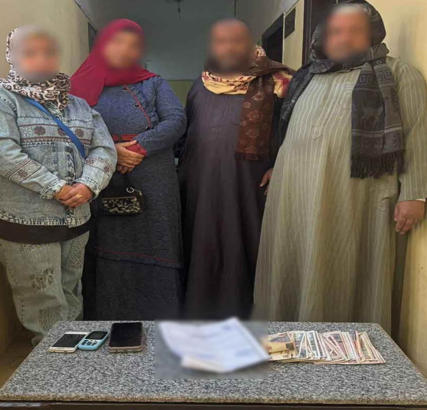 ضبط سيدة و3 آخرين بمحيط لجنة بطهطا وبحوزتها مبالغ تمهيداً لتوزيعها