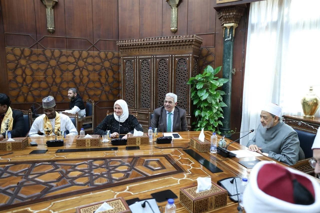 شيخ الأزهر يلتقي طلاب مدرسة "الإمام الطيب" ويشيد بحفظهم المتقن لكتاب الله 