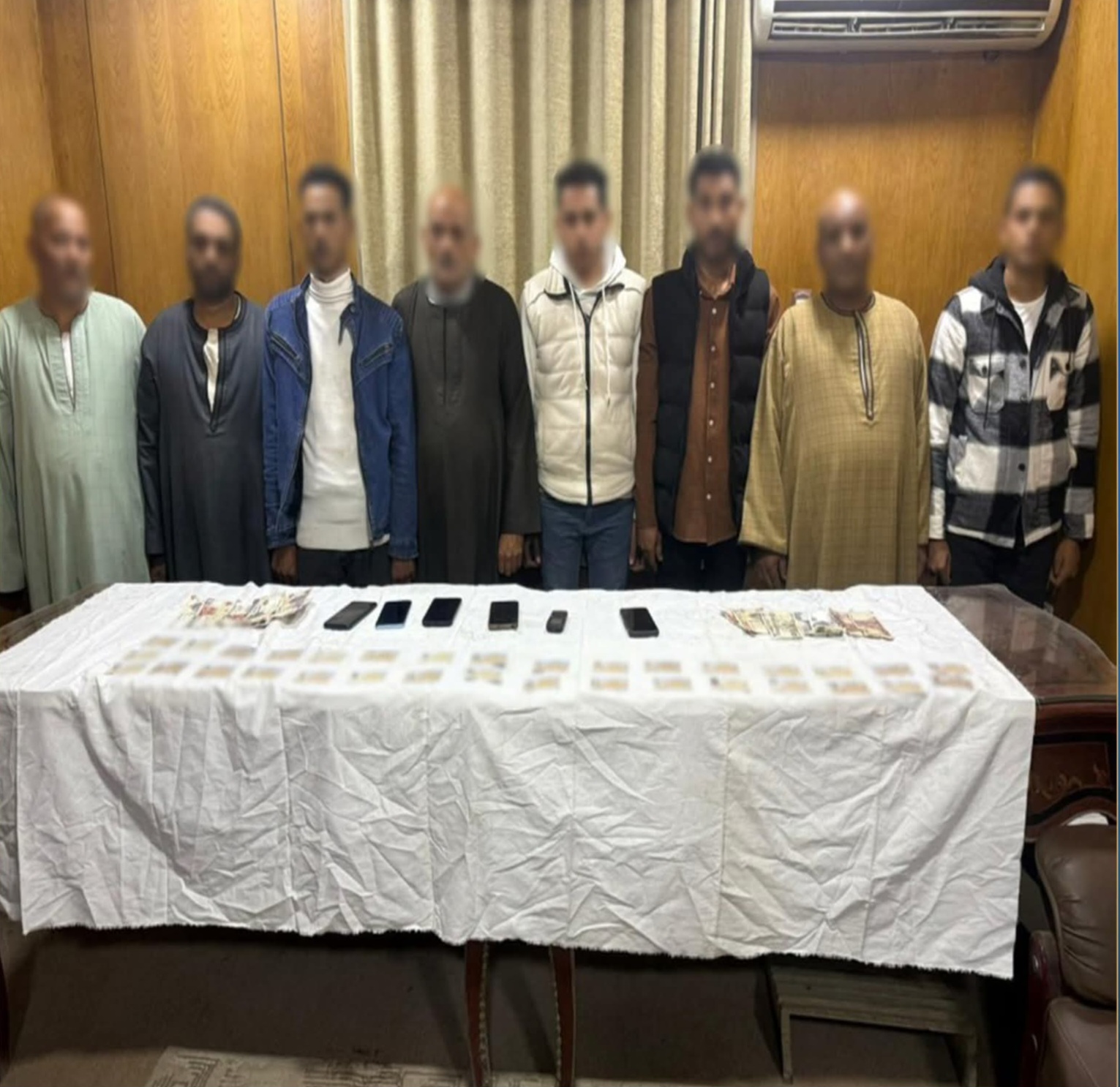 ضبط 8 أشخاص بحوزتهم بطاقات مواطنين ومبالغ مالية لتوجيه الناخبين في طما