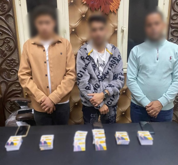 ضبط 3 أشخاص بدمنهور يوزعون كروت دعائية للضغط على الناخبين