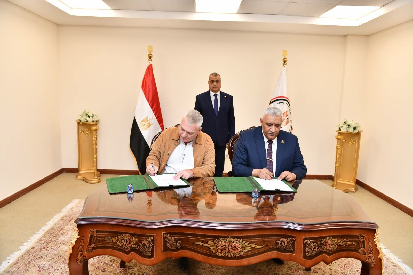  وزير الإنتاج الحربي يشهد توقيع عقد تعاون فى التصنيع العسكرى مع شركة أجنبية 