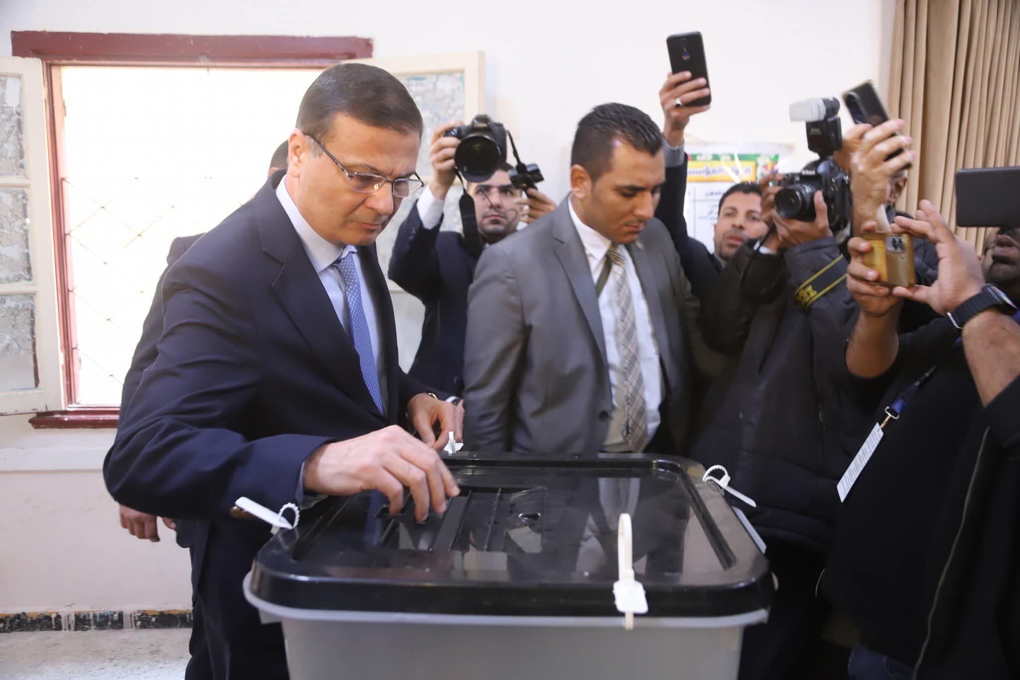 وزير الزراعة يدلي بصوته في جولة الإعادة بانتخابات مجلس النواب بالإسكندرية