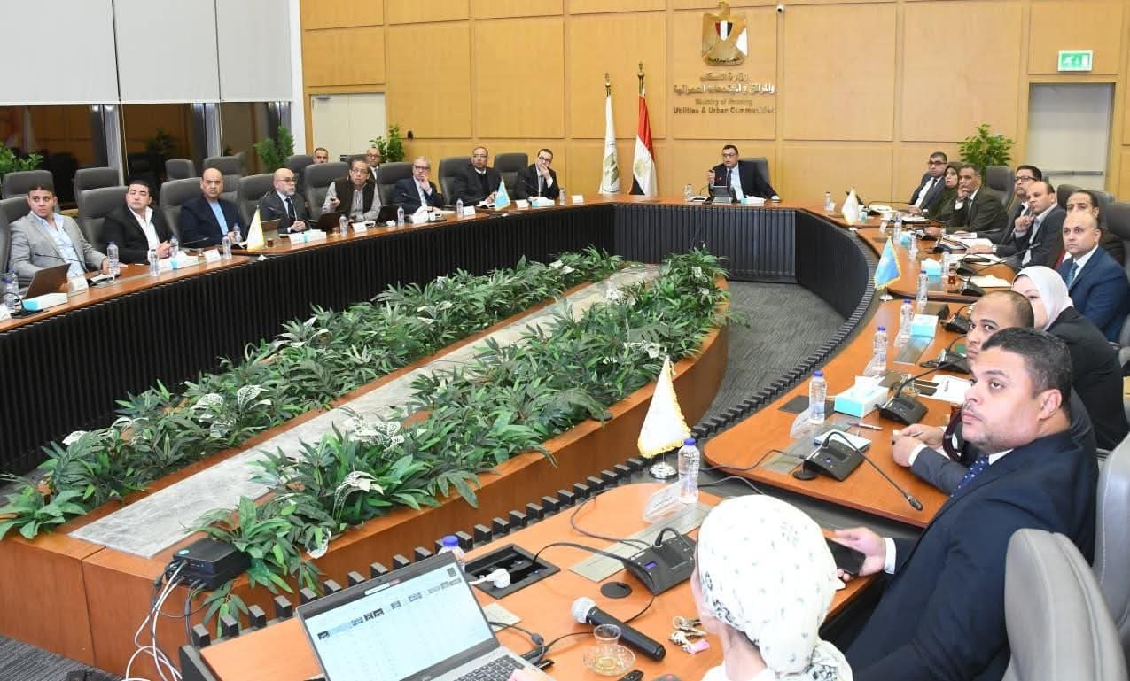 وزير الإسكان يلتقى مسئولي شركة "سيتي إيدج" لاستعراض خططها التسويقية