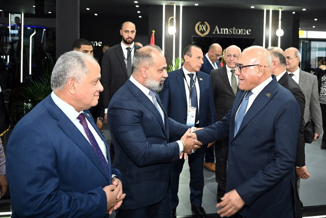 رئيس العربية للتصنيع يتفقد جناح شركة أميستون إنترناشيونال جروب