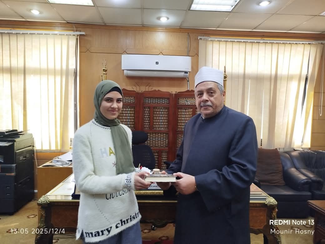 رئيس قطاع المعاهد الأزهرية يكرم الطالبة بسملة طارق لتفوقها الدراسى والعلمى