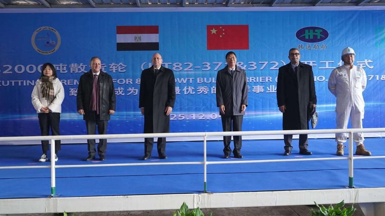 وزارة النقل تحتفل بمراسم تقطيع صلب البدن لبدء بناء سفينتين جديدتين في ترسانة هانتونج بالصين