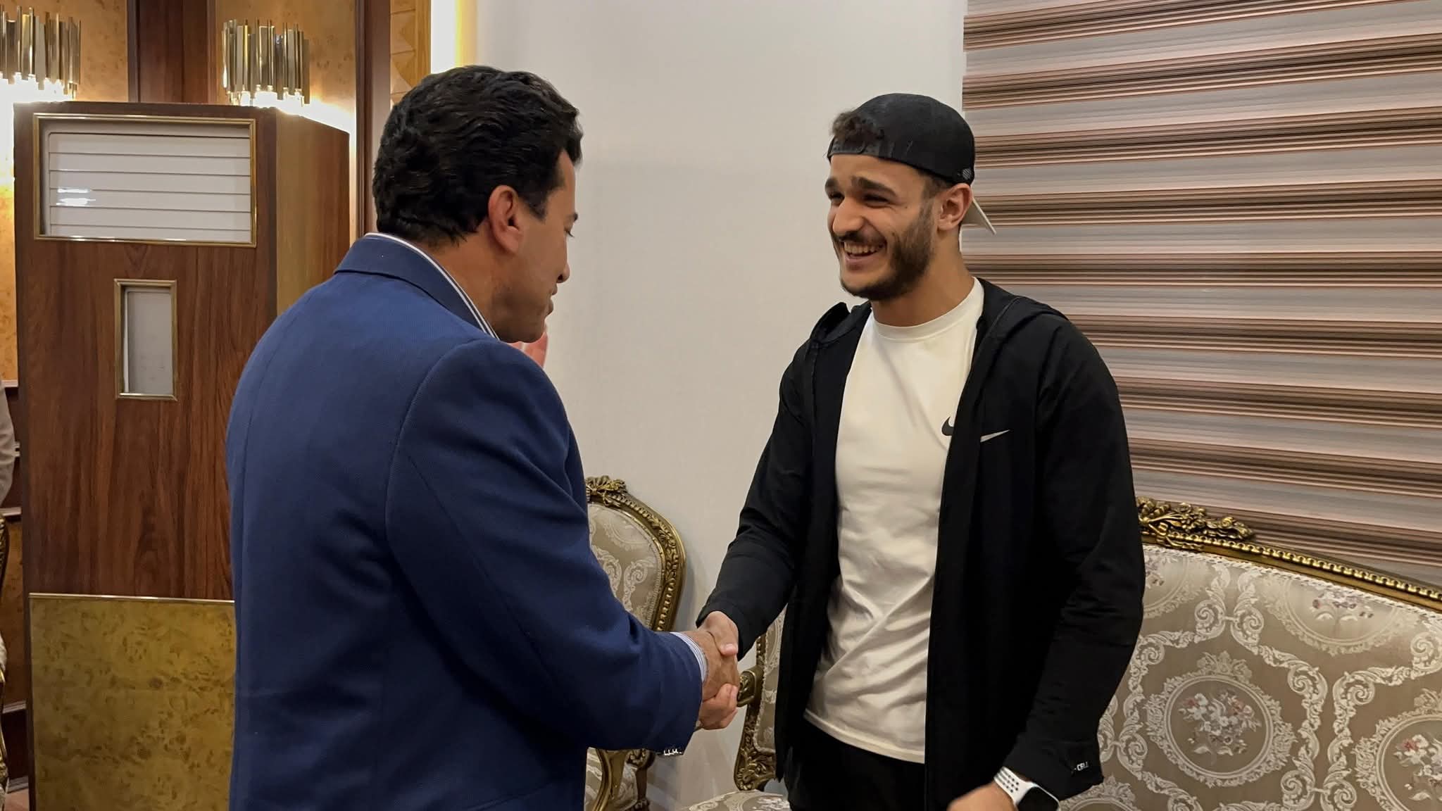 العالمى مصطفى حسين يعود إلى مصر بعد فشل تجنيسه