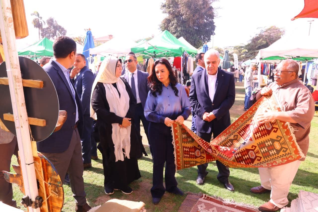 وزيرة التضامن  تفتتح معرض "جزيرة الخير" بنادى الجزيرة الرياضى