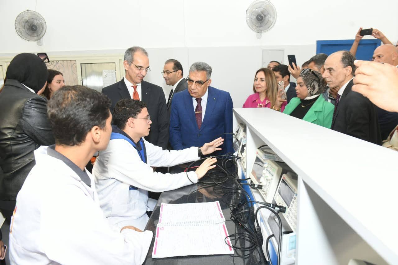 وزير الاتصالات يتفقد مدرسة "WE" الرقمية بالمنصورة.. بحضور المحافظ