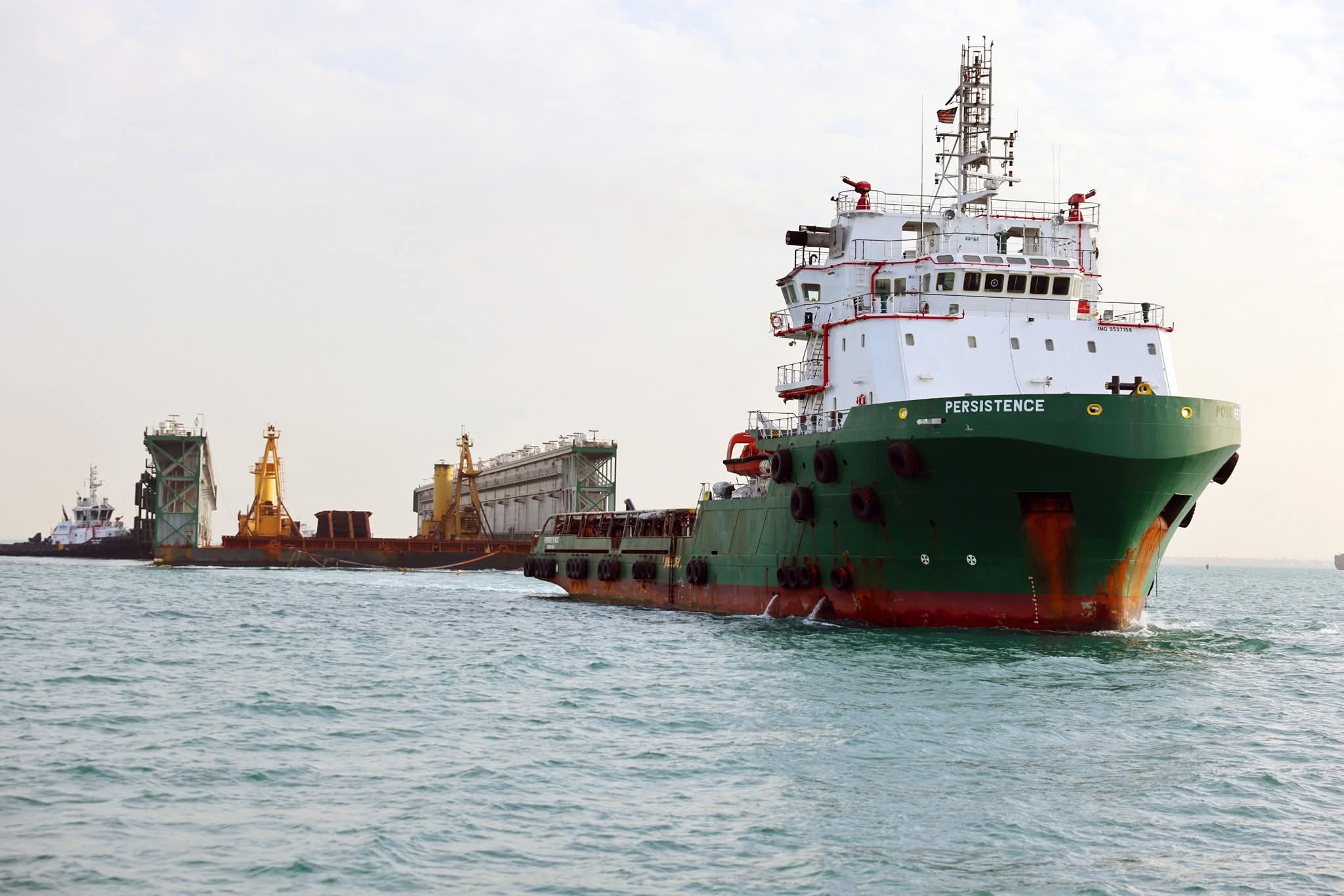 قناة السويس تنجح في عبور الحوض العائم GREEN DOCK 3 