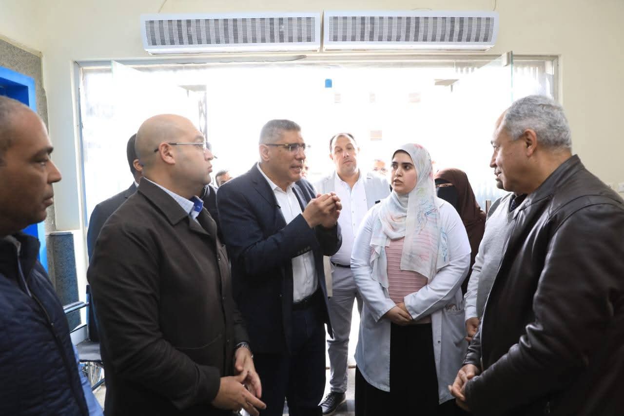 محافظ الجيزة يبحث رفع كفاءة العمل بمستشفى الصف المركزى