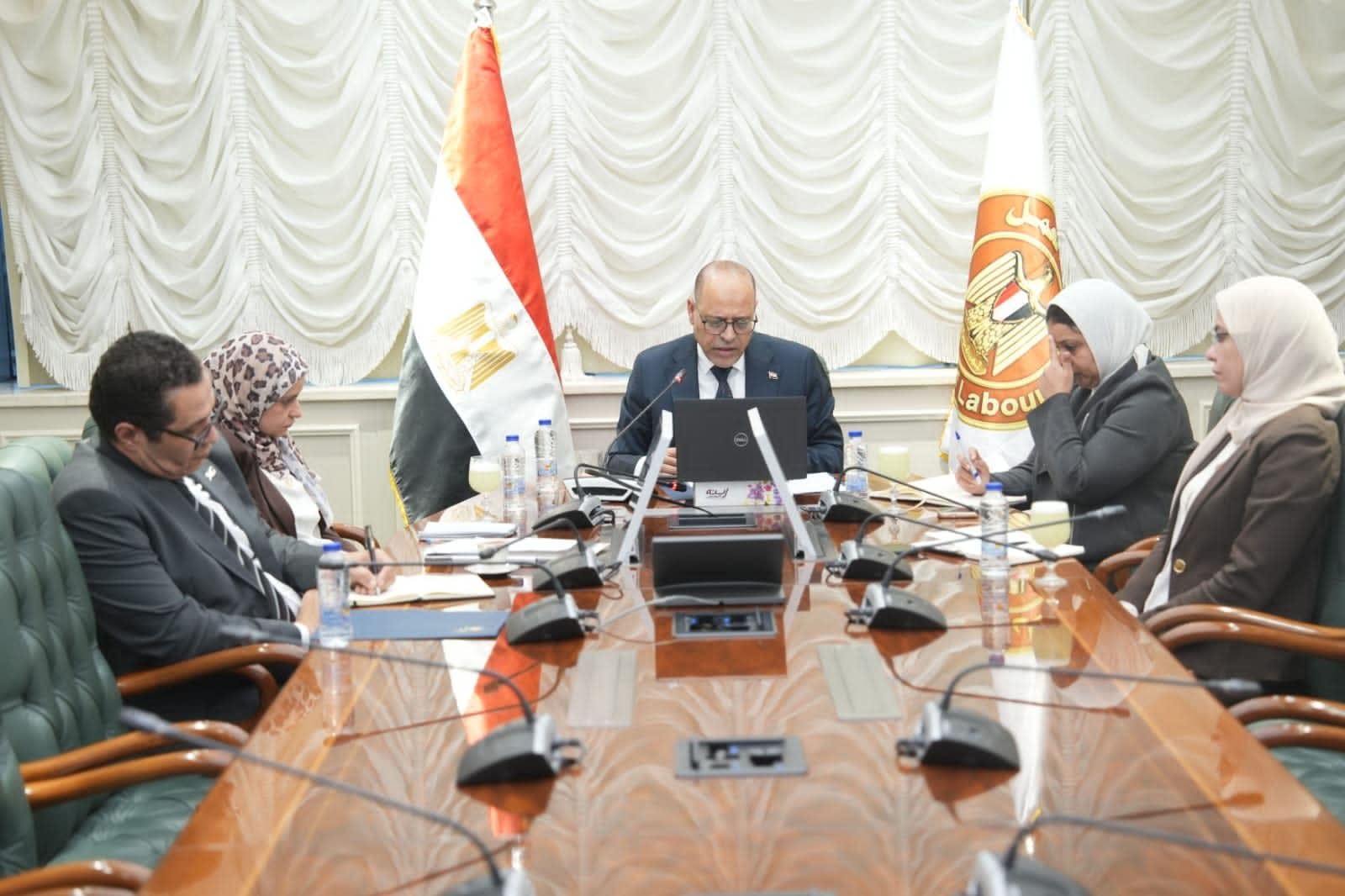 وزير العمل يبحث مع مسؤولي البنك الدولي الملفات ذات الإهتمام المشترك 
