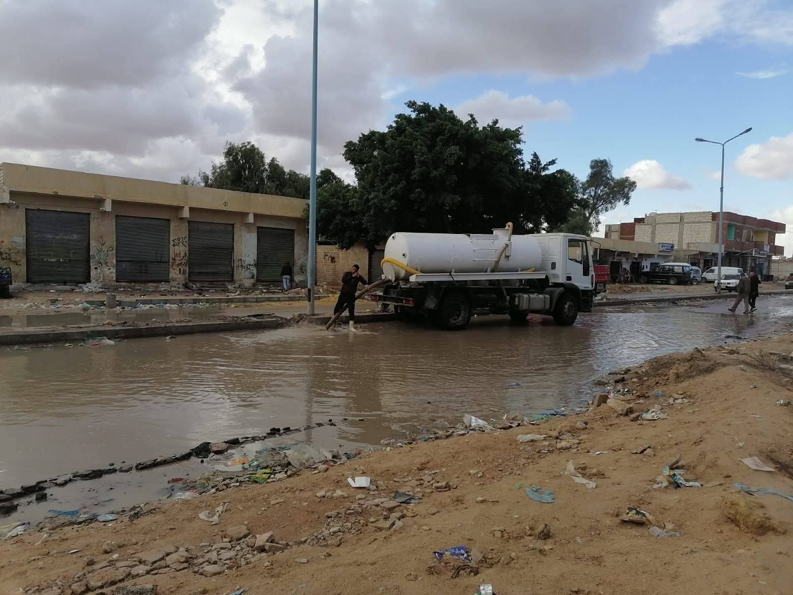 جهود مكثفة للأجهزة التنفيذية بمطروح لتصريف مياه الأمطار من الشوارع وأسفل الكبارى 