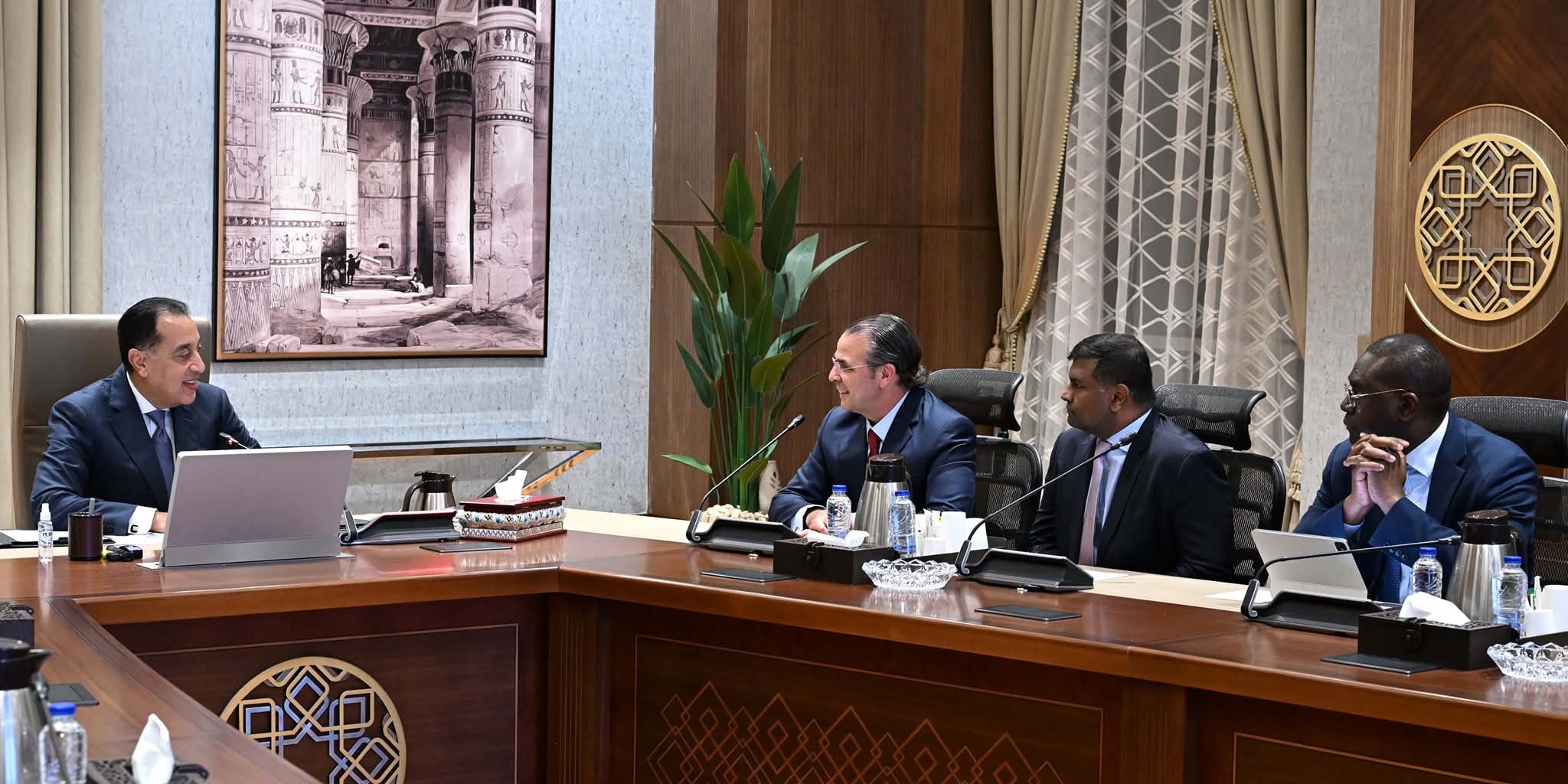 رئيس الوزراء يلتقي رئيس قسم الأصول الأساسية والبلدان الناشئة في شركة "شيفرون"